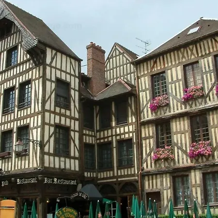 Le Treize Au Coeur Du Bouchon *